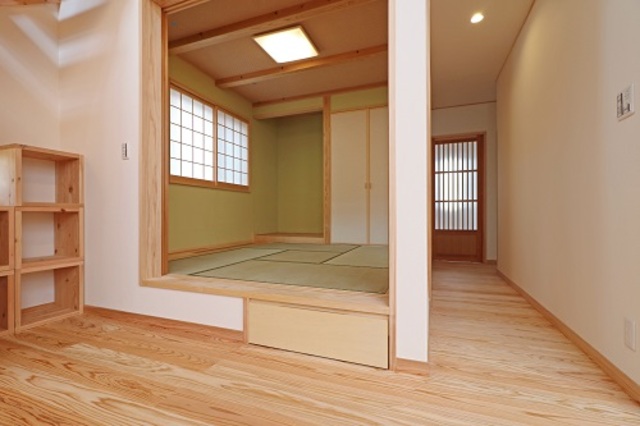 リビングの一角には小上がりの和室。下部には収納を確保。 リビングの一角には小上がりの和室。下部には収納を確保。