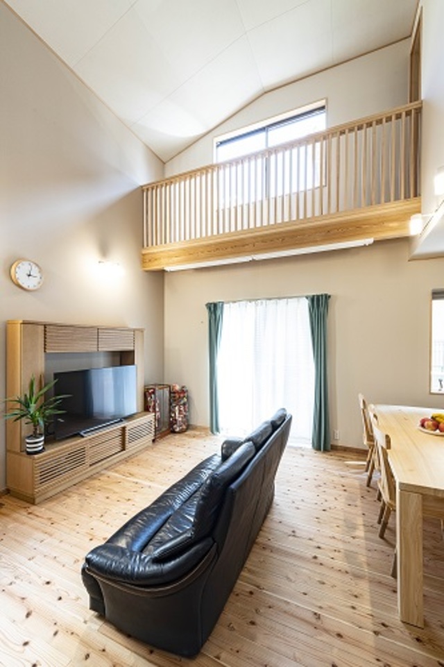 テレビを置いた側の壁のみ、一面を淡いグレーに。空間全体が落ち着いた雰囲気に