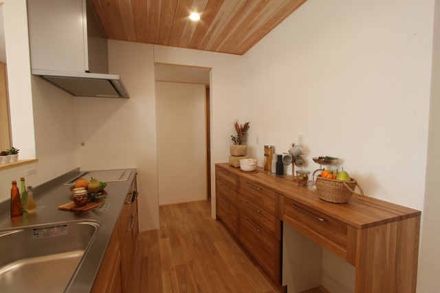 造作収納で、収納も希望の大きさに。