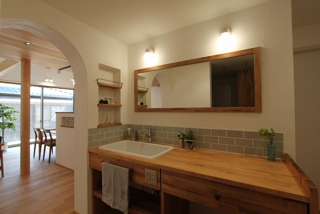 2人並んでも広々とした造作の洗面台。 2人並んでも広々とした造作の洗面台。