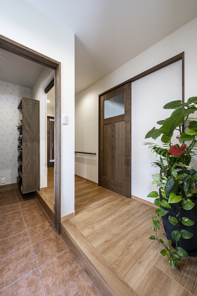 玄関から続くシューズクロークのスペースを十分にとっています。 玄関から続くシューズクロークのスペースを十分にとっています。
