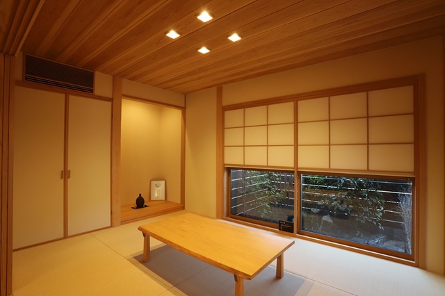 和室から雪見障子で坪庭を楽しむ