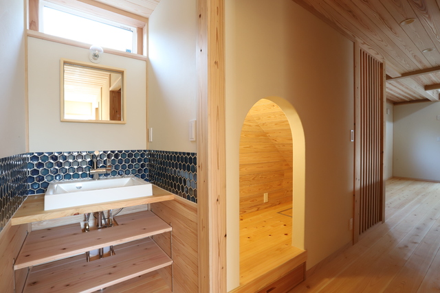 造作洗面と階段下の秘密基地