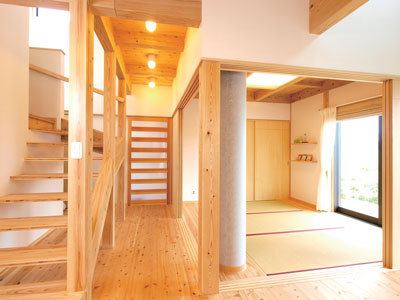 オリジナルの家具や照明器具、手すりのデザインなど、とことんこだわり家族の思いを形にしている。