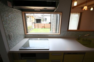 庭を眺めながら家事ができるキッチン