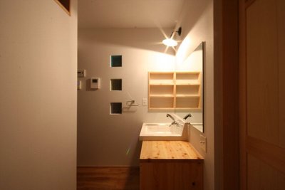 大判のカットガラスを壁に貼り付けた使いやすい洗面コーナー