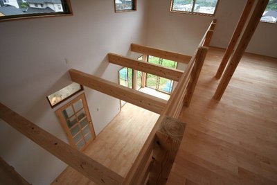 リビング上の吹抜けで開放感のある広々とした室内に