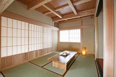 障子を開けると広々とした広縁。
お施主様手作りの坪庭の景色を楽しめる。