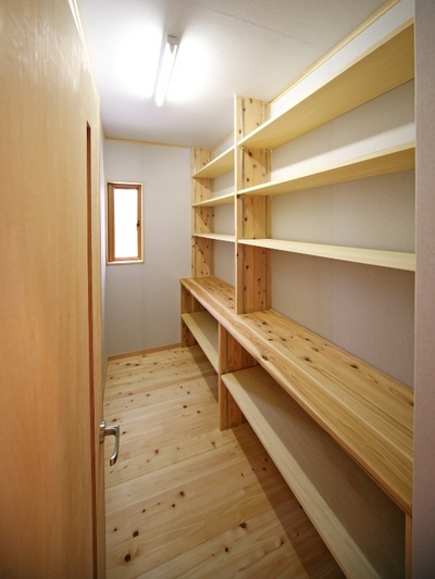 キッチン裏に食品庫兼納戸を設置。棚もたくさん造りつけ、食品からなにから何でも収納できそう。