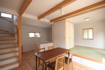 小上りの畳コーナーが使い勝手の良いリビング 小上りの畳コーナーが使い勝手の良いリビング