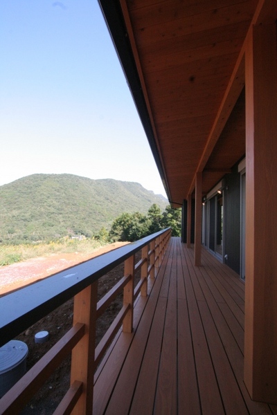 端まで続くウッドデッキ