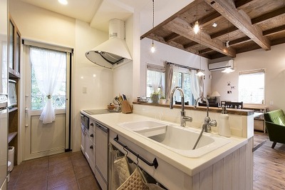 キッチンの床はテラコッタタイルで、レンジフードは奥様のこだわり。洗面化粧台もオリジナル仕様。 キッチンの床はテラコッタタイルで、レンジフードは奥様のこだわり。洗面化粧台もオリジナル仕様。