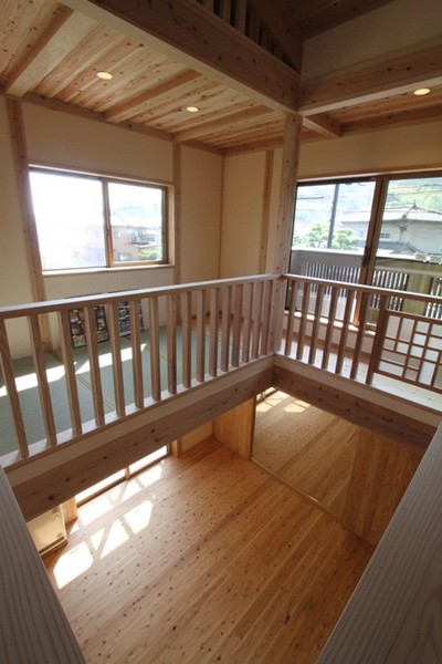 二階から吹抜けを見降ろして