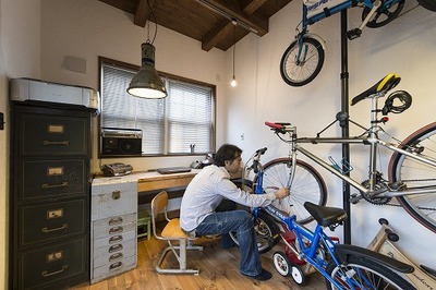ご主人の趣味の部屋には、3台の自転車が飾ってあります。 ご主人の趣味の部屋には、3台の自転車が飾ってあります。
