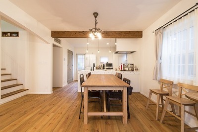 　壁付けだったキッチンは対面型にしました。
明るい広々のダイニングは、アンティークの照明がアクセントとなっています。