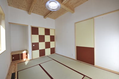 市松模様のふすまがモダンな和室。お母様のために収納は大きめに。