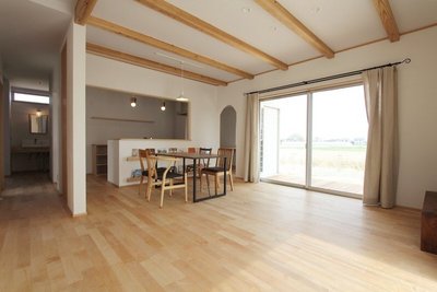 田園風景をうまく取り込んだ開放感溢れるリビング