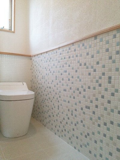 トイレの一面だけをモザイクタイルにしてアクセントに。 トイレの一面だけをモザイクタイルにしてアクセントに。
