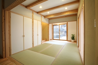 リビングから続き間としても使える和室は、間に引戸を設け仕切ることもできます。