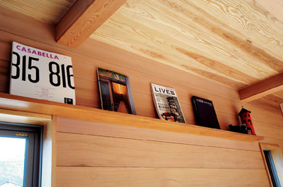 天井と、サッシの間に板を一枚取付て、お気に入りのモノをディスプレイ。 天井と、サッシの間に板を一枚取付て、お気に入りのモノをディスプレイ。