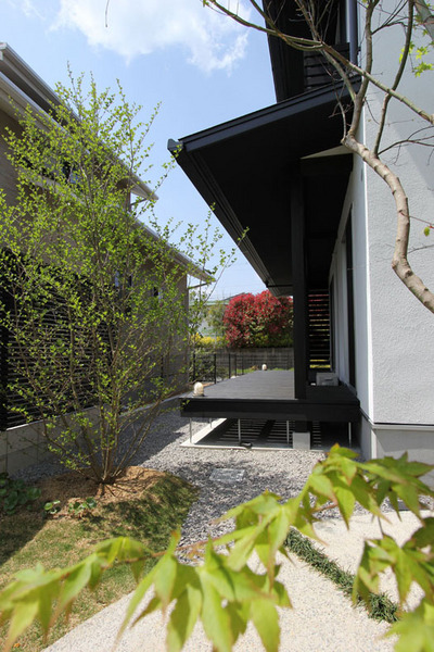 リビングから出入り出来るウッドデッキは、第２のリビング。
深い軒は、夏の日差しを和らげてくれます。