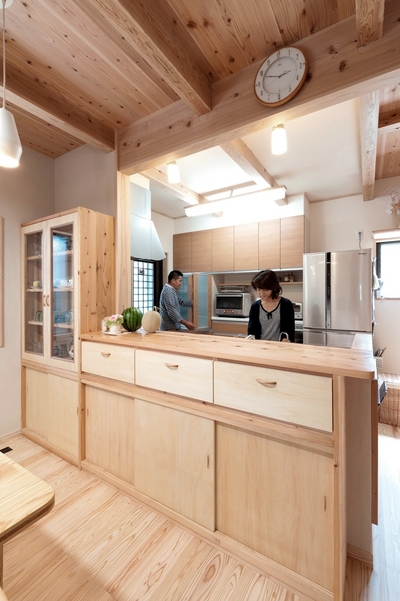 ダイニングテーブルの高さに合わせて、キッチンカウンターに引出しを設置。たっぷり収納できます。