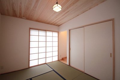 勾配天井の和室。レトロな照明が似合っています。