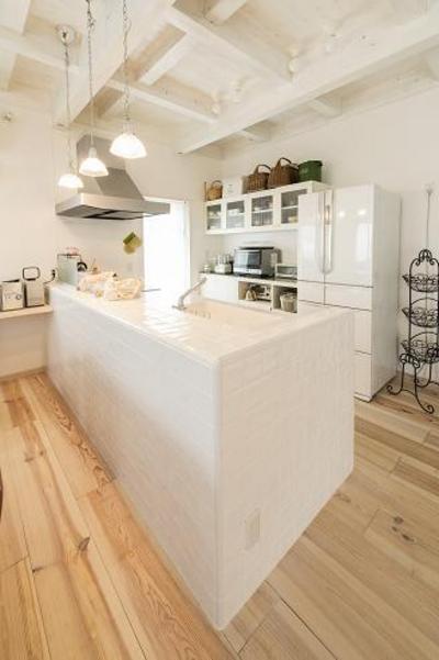 一番力を入れたのが白いタイル張りのキッチン！料理やお菓子作りが趣味の奥様が成長した娘さんと一緒にお菓子作りをするのだそうです。チェッカーガラスの食器棚．．．。まるでカフェのよう。