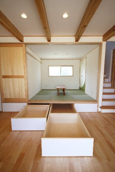 小上がりの和室の下は引き出せる収納に。 たっぷり入りますヽ(‘ ∇‘ )ノ