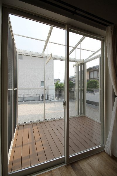主寝室の横にはサンルームを設置。雨の日でも外に洗濯物を干せたりと大活躍すること間違いなし☆ 主寝室の横にはサンルームを設置。雨の日でも外に洗濯物を干せたりと大活躍すること間違いなし☆