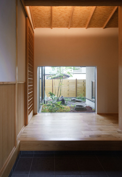 玄関入ると目の前に広がる坪庭