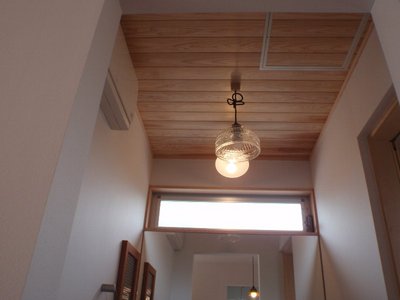 透明なガラスのシェードは、明かりを灯した時にダイナミックにガラスの模様を浮き出させてくれます。