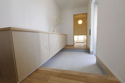広々とした玄関土間。
奥はゆっくりと落ち着ける和室。