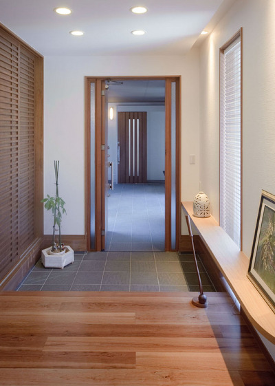 玄関土間。奥は親世帯の玄関。