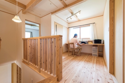 2階に設けた共有スペースは、カウンターデスクと本棚で構成。パソコンや読書を楽しめます。