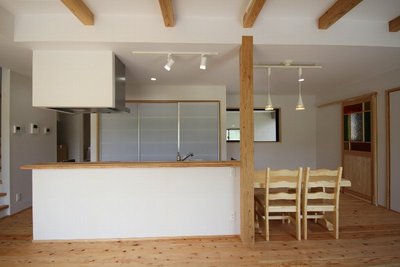 キッチン後ろの引き戸の中には、冷蔵庫や食器棚を。隠す収納でスッキリしたキッチンに。