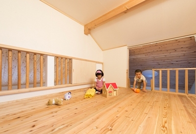 2階の子ども部屋には広々としたロフトがあり、登ったり降りたりのぞいたり、好奇心をくすぐる仕掛けがいっぱい。