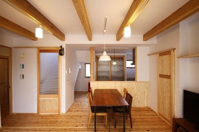 無垢の杉板張りの床や造作の建具など、木目の美しさが空間を彩る室内