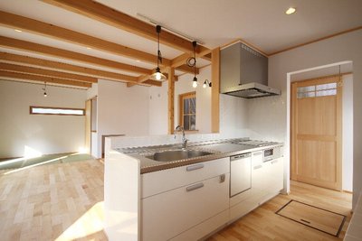 ホワイトのキッチンに、タイルもホワイトで仕上げ、清潔感たっぷり。 ホワイトのキッチンに、タイルもホワイトで仕上げ、清潔感たっぷり。