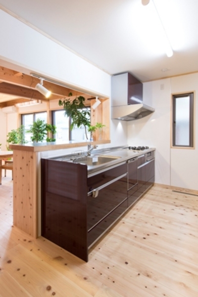 対面式のキッチンは2、3人で並んで
作業ができる余裕の広さ。
カウンターを挟んで、夫婦の会話も弾みます。