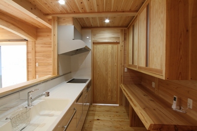 キッチンの奥は寝室への扉。キッチンから寝室につながる面白い設計です。キッチンの作り付け食器棚は収納力抜群! キッチンの奥は寝室への扉。キッチンから寝室につながる面白い設計です。キッチンの作り付け食器棚は収納力抜群!