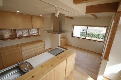 ダイニング横の窓は、庭との距離がぐっと近く感じられるくらい大きな窓を採用