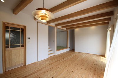 床は無垢の杉材。調湿性が高いので、夏はさらっと冬は暖かい足触りにしてくれます。