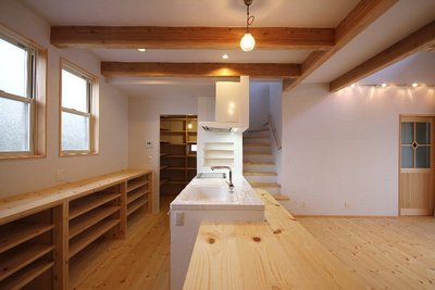 キッチンから続くダイニングテーブルは調理台の役目も兼ねます