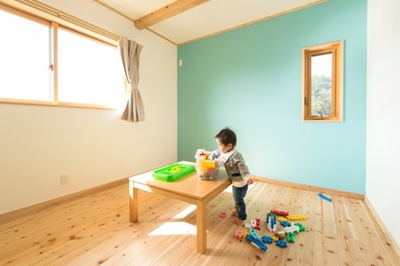 成長を考えて、お子さんの部屋は男女別々の個室に。シンプルの中に、アクセントクロスを用いることでグッと子供部屋らしく。 成長を考えて、お子さんの部屋は男女別々の個室に。シンプルの中に、アクセントクロスを用いることでグッと子供部屋らしく。