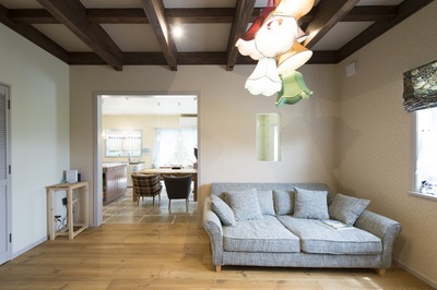 リビングの天井は大胆な梁見せ＆白の塗装で。