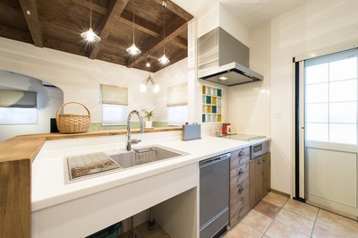 キッチンはホームランドオリジナル。壁にはカラフルなガラスブロックをいれてアクセントに。