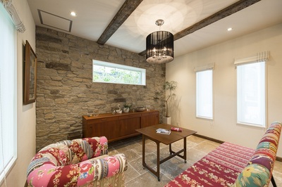 ダイニング兼コンサバトリー的な空間を設けています。
椅子に座ると高窓から見える緑を気に入られています。