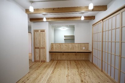 無垢の杉材を床、建具、梁、カウンターなど、ふんだんに使った室内
