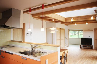 キッチンはオレンジをセレクト。無垢材たっぷりの空間に可愛さをプラスしてくれます。